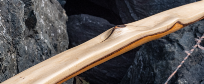 Detail eines handgefertigten Bogens aus Holz